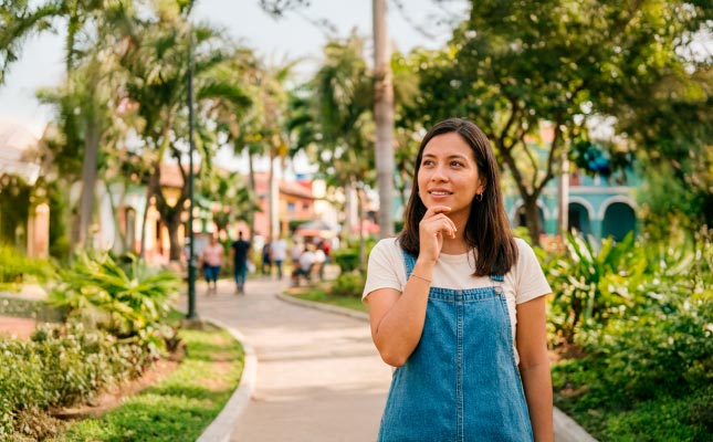 Persona analizando datos curiosos de las remesas. AP CR